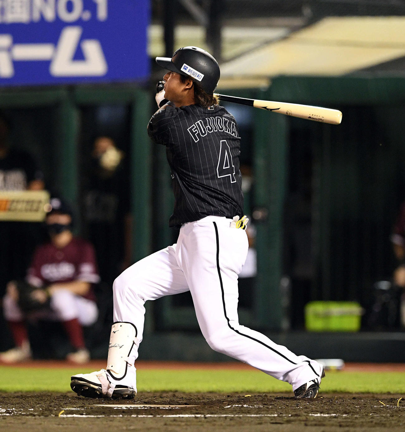 楽天対ロッテ　2回表ロッテ無死、藤岡は先制の右越えソロ本塁打を放つ（撮影・滝沢徹郎）