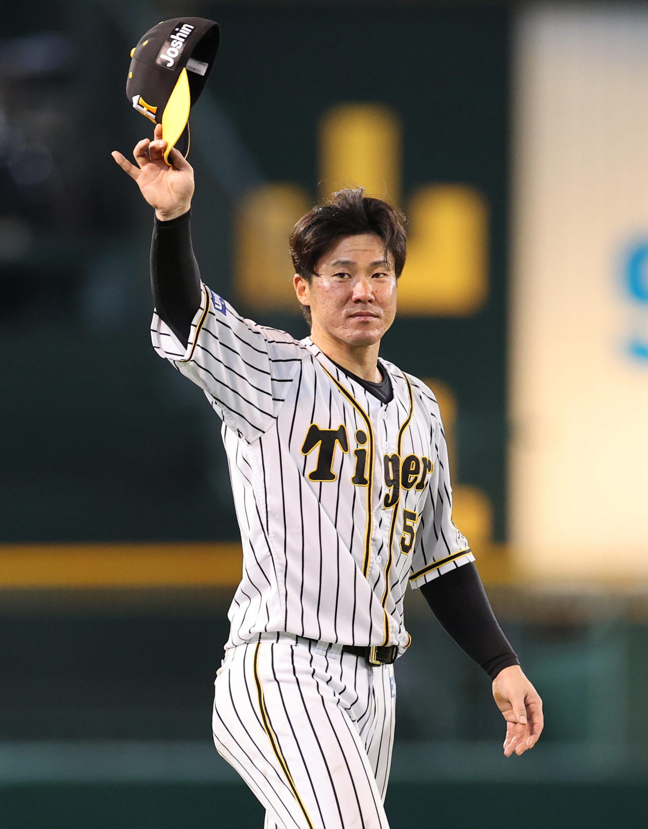 阪神対中日　試合後、ファンに手を振る陽川尚将（撮影・清水貴仁）