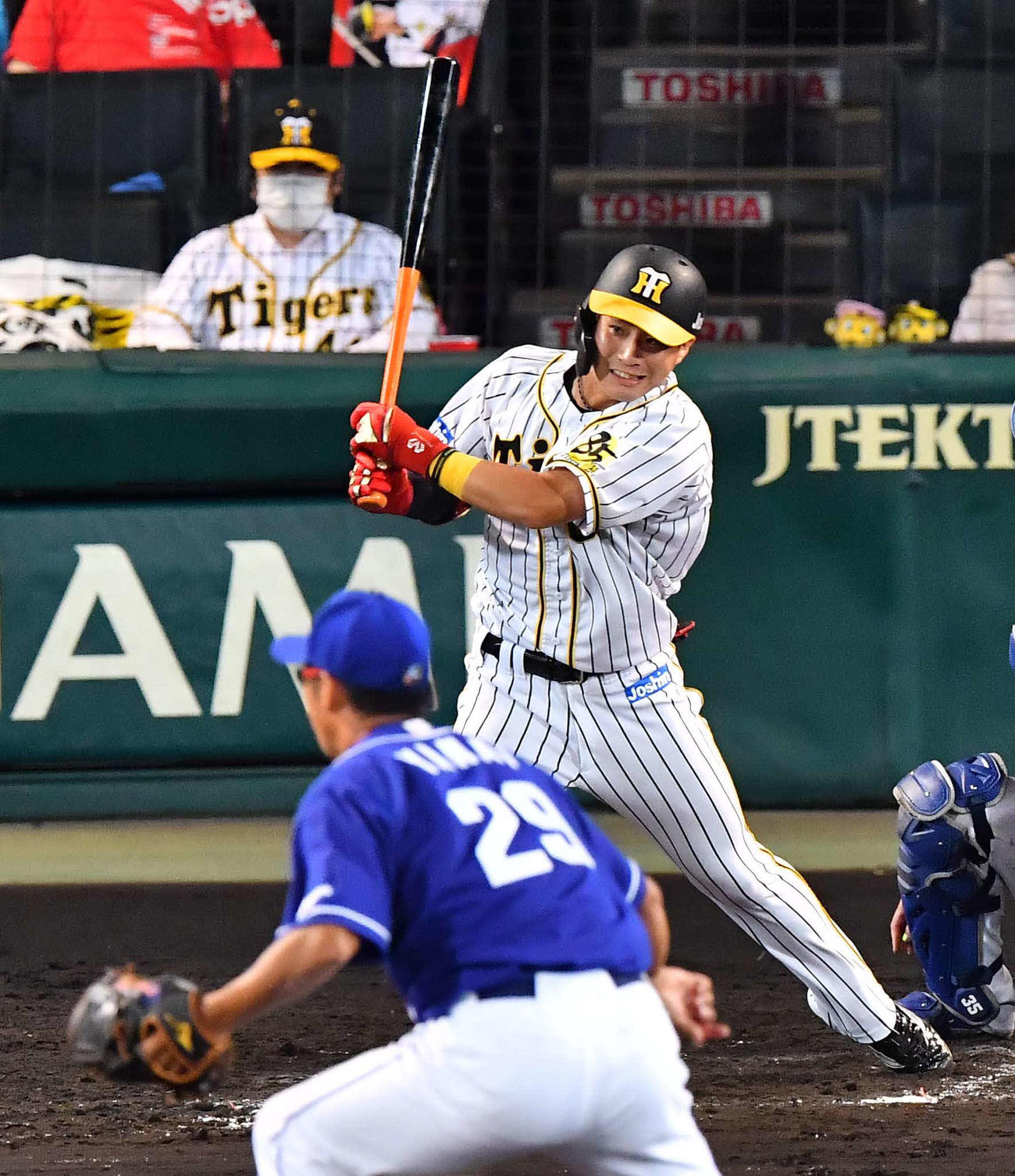 7回裏阪神1死三塁、右前に適時打を放つ木浪（撮影・上田博志）