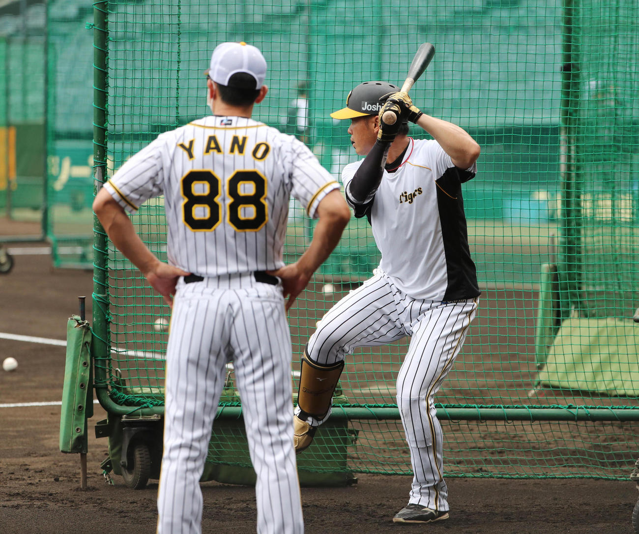 阪神対中日　矢野耀大監督（手前）から打撃指導を受ける高山俊（撮影・清水貴仁）