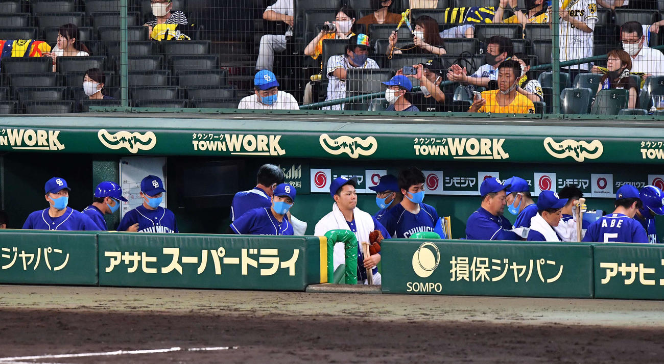 阪神対中日　阪神に3連敗しベンチで厳しい表情を見せる与田剛監督（左）ら中日ナイン（撮影・上田博志）