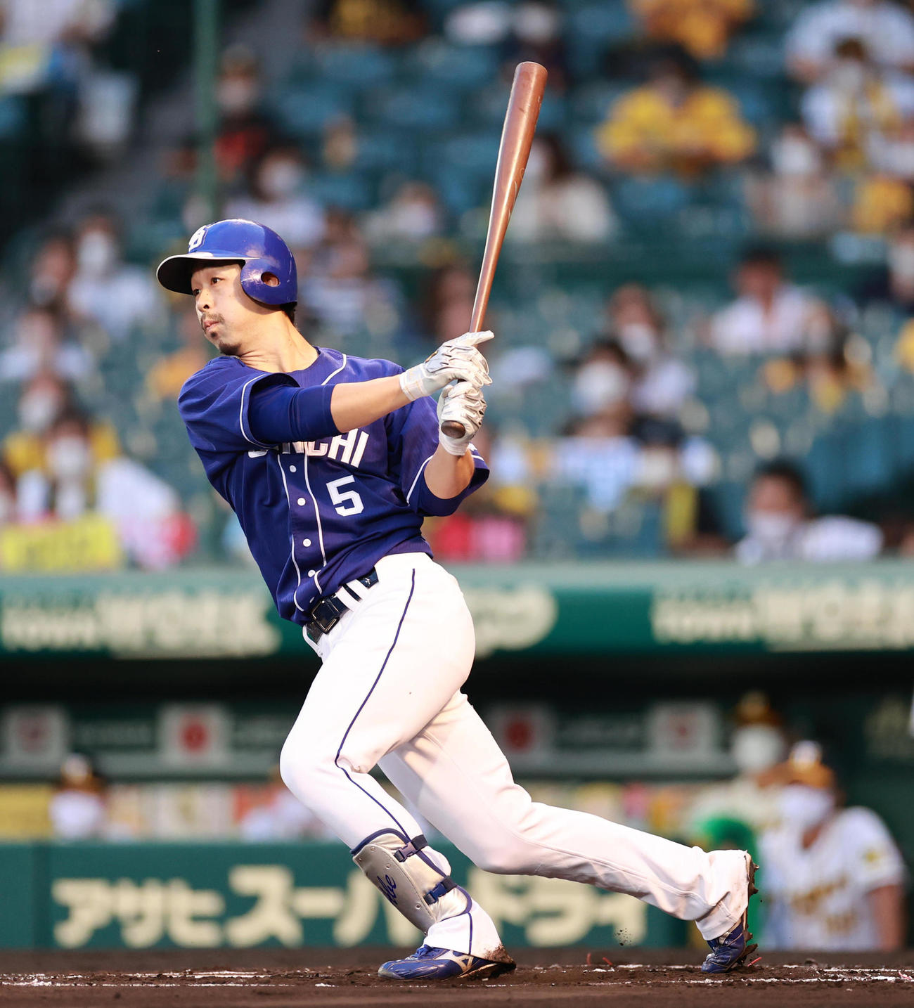 1回表中日2死一、二塁、左前適時打を放つ阿部（撮影・清水貴仁）