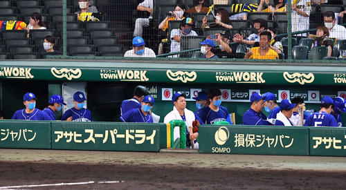 阪神対中日　阪神に3連敗しベンチで厳しい表情を見せる与田剛監督（左）ら中日ナイン（撮影・上田博志）