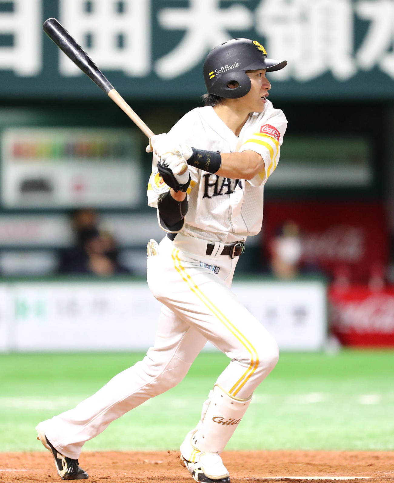 5回裏ソフトバンク1死、遊直に倒れる柳田（撮影・梅根麻紀）