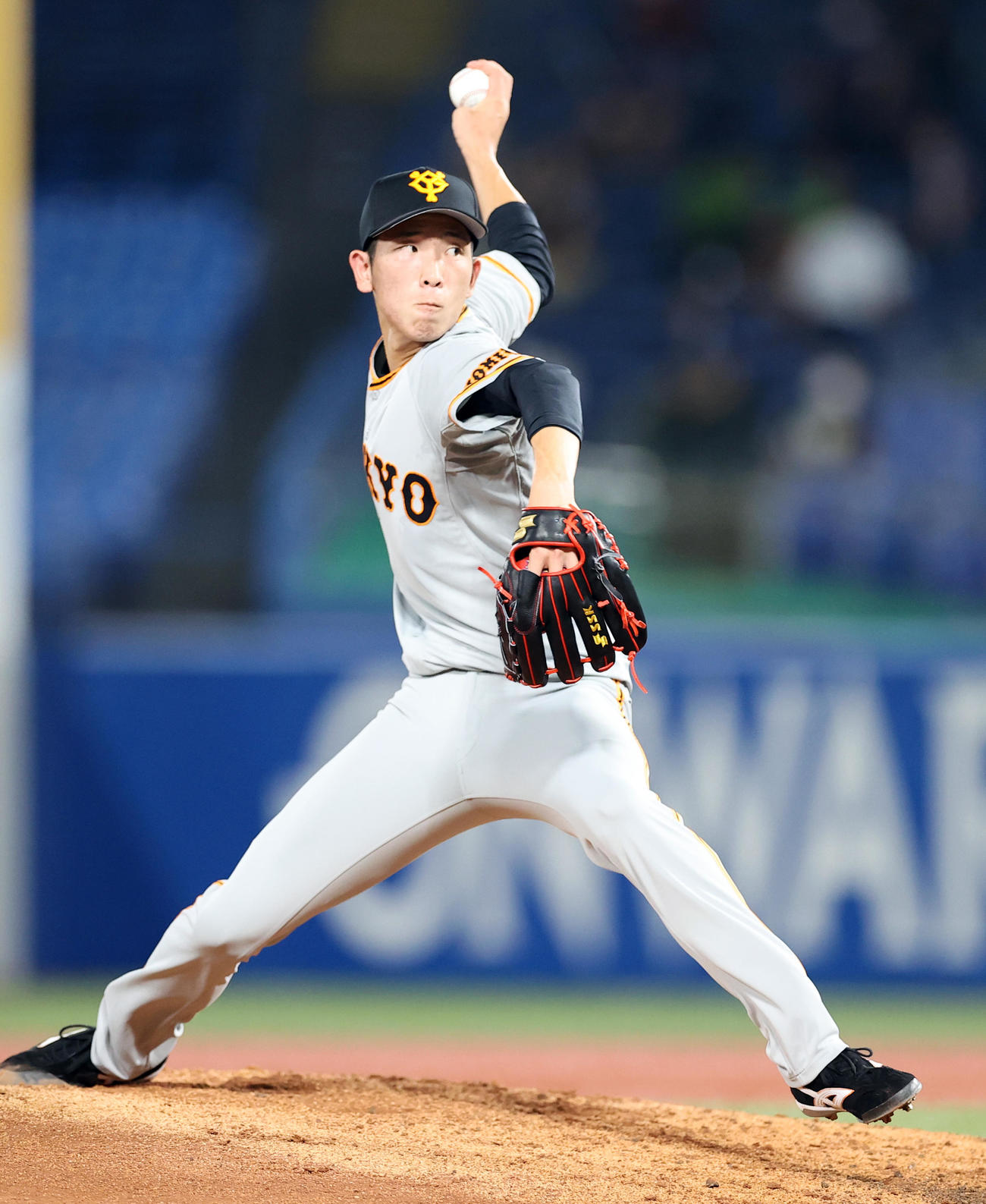 ヤクルト対巨人　力投する巨人先発の戸郷（撮影・浅見桂子）