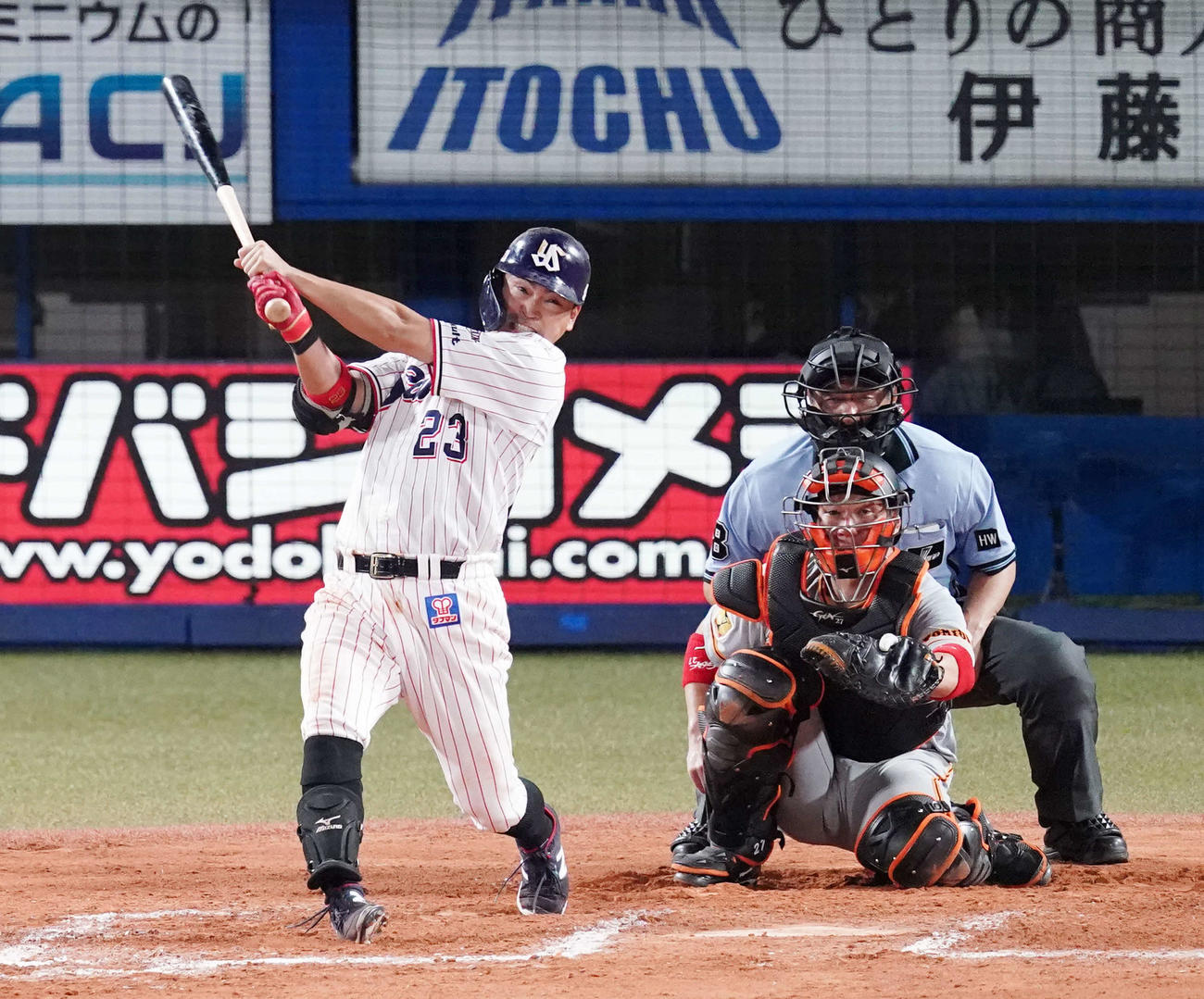 ヤクルト対巨人　7回裏ヤクルト無死、左越えソロ本塁打を放つ青木（撮影・江口和貴）