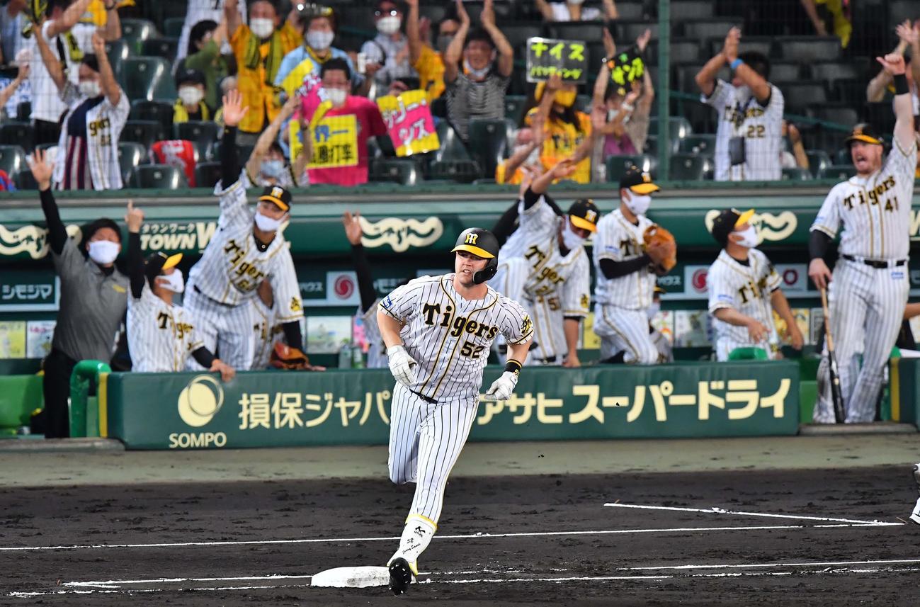 阪神対中日　4回裏阪神1死二、三塁、サンズは右中間へ逆転3点本塁打を放つ。右端はガッツポーズするボーア（撮影・上田博志）