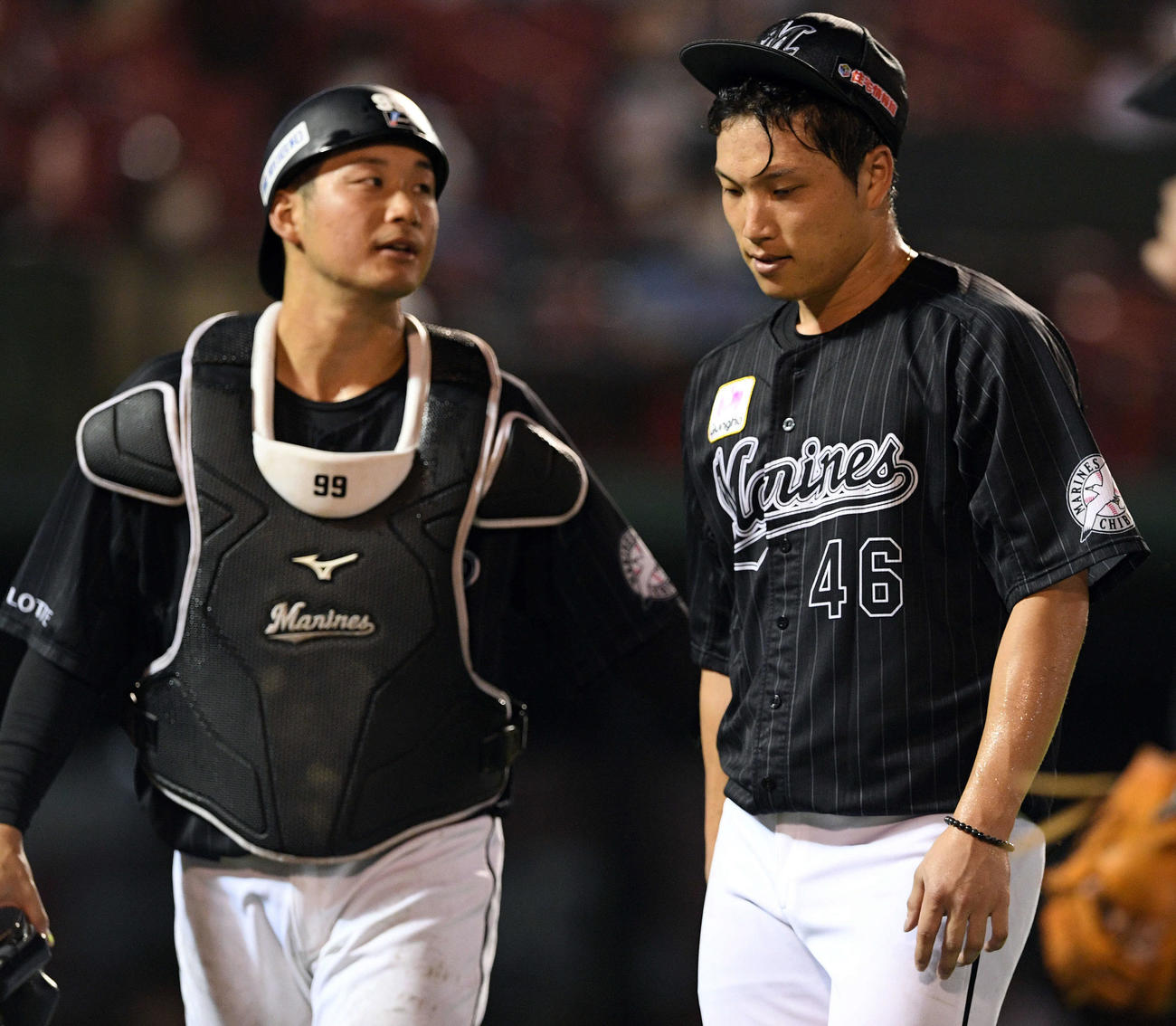 楽天対ロッテ　3回裏、4失点し肩を落とし引き揚げるロッテ岩下（右）と柿沼（撮影・滝沢徹郎）