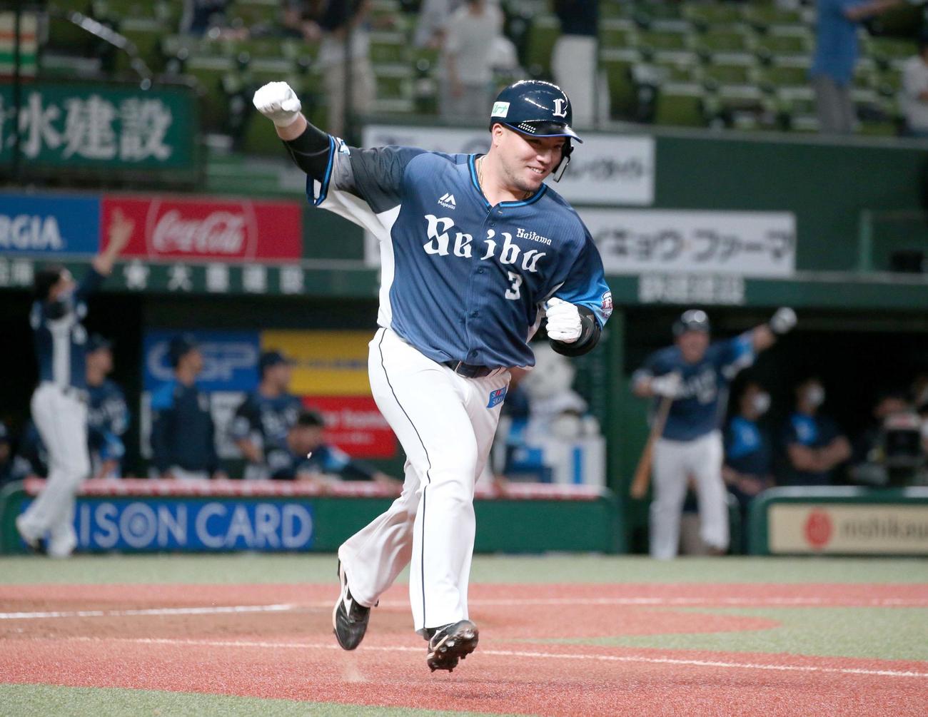 西武対日本ハム　9回裏西武1死満塁、左へサヨナラ打を放ちガッツポーズの山川（撮影・黒川智章）