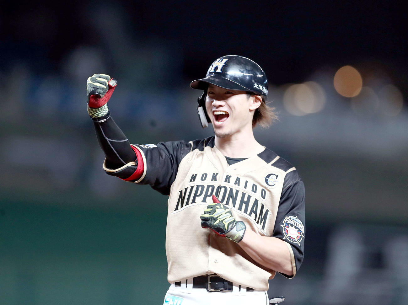 西武対日本ハム　8回表日本ハム2死満塁、左前適時打を放ちガッツポーズの西川（撮影・黒川智章）