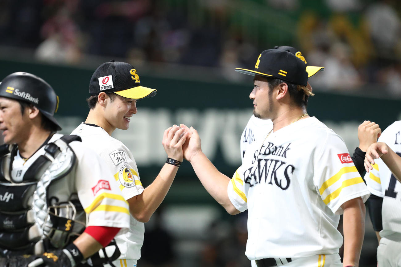 勝利投手となった笠谷俊介は森唯斗からウイニングボールを受け取る（撮影・梅根麻紀）