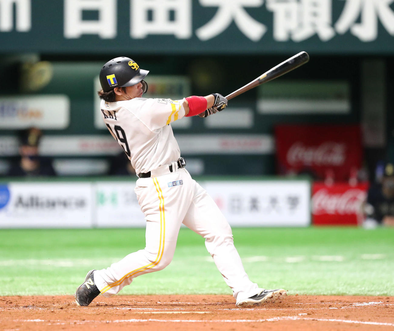 ソフトバンク対オリックス　2回裏ソフトバンク1死一塁、甲斐は左越えに2点本塁打を放つ（撮影・梅根麻紀）