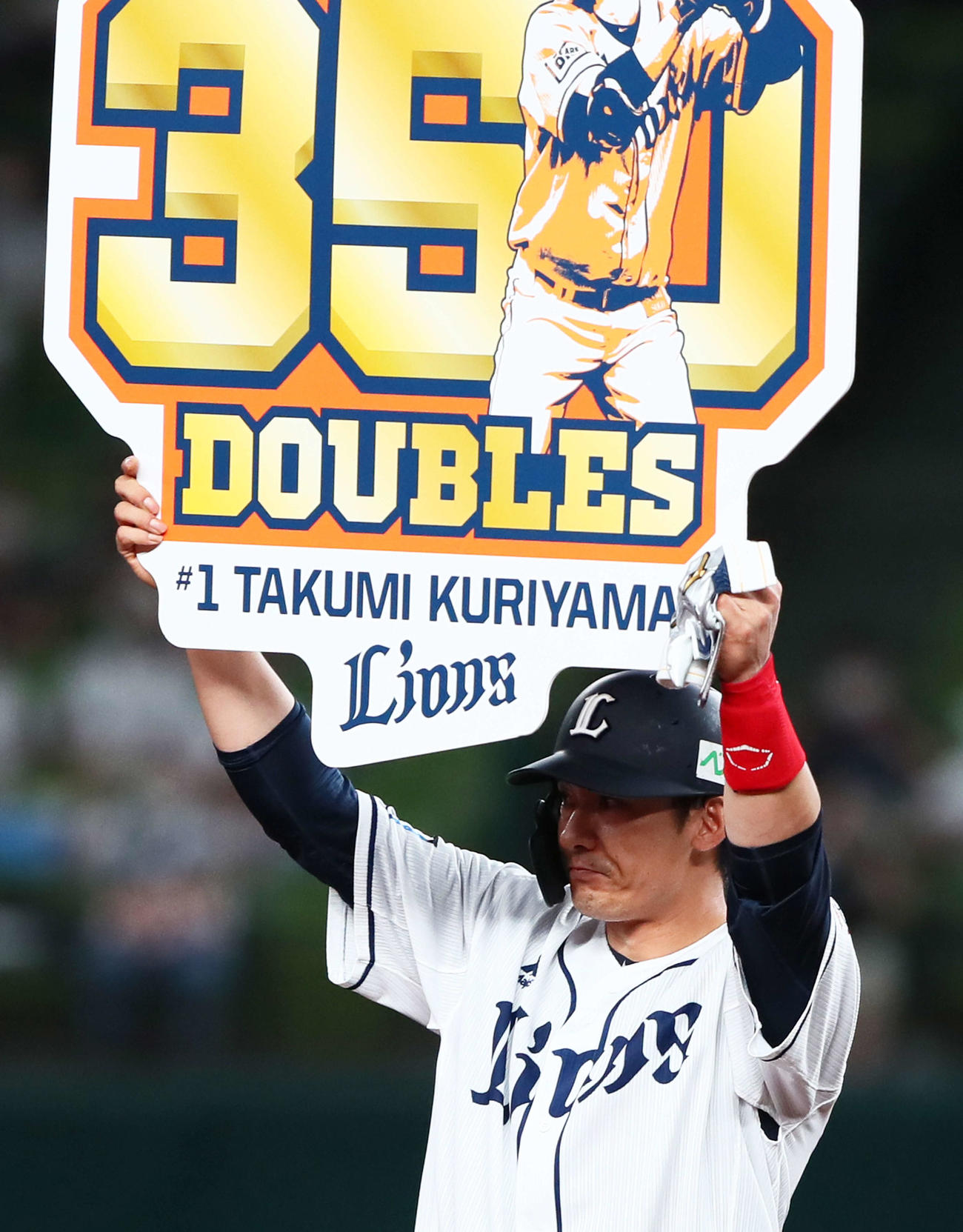 西武対ロッテ　通算350二塁打を達成し、ボードを掲げる西武栗山（撮影・足立雅史）