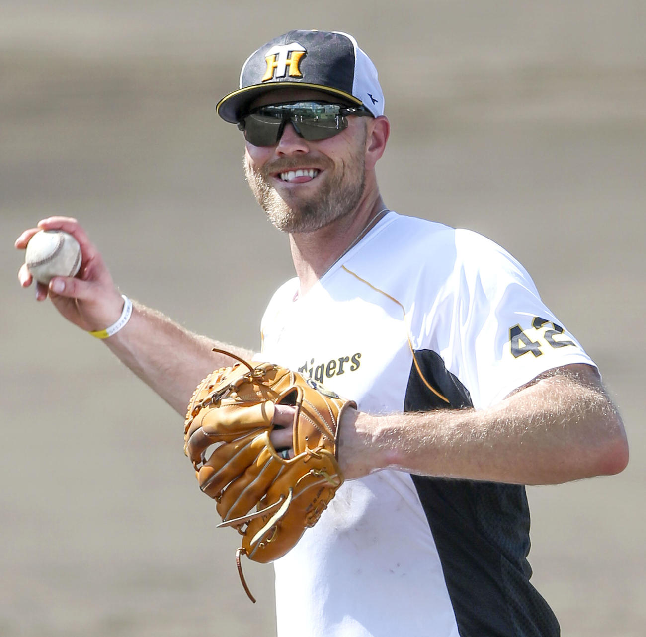 リラックスして投内連係に取り組むジョン・エドワーズ（撮影・上山淳一）