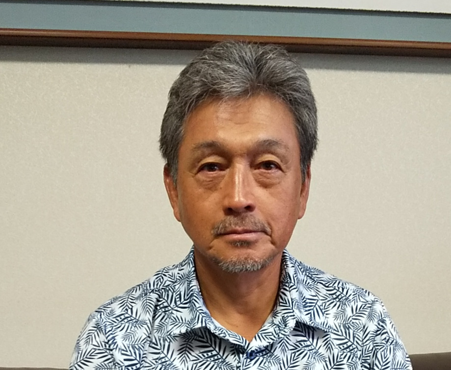 ライブ解説をする真弓明信氏