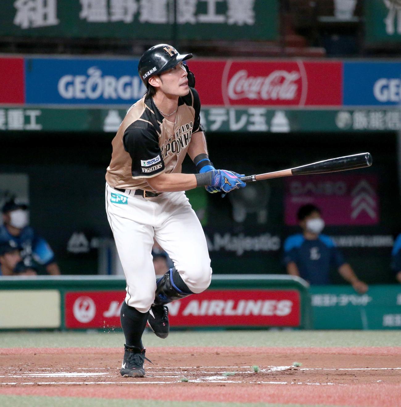 西武対日本ハム　2回表日本ハム2死二塁、右中間に2点本塁打を放つ大田（撮影・黒川智章）