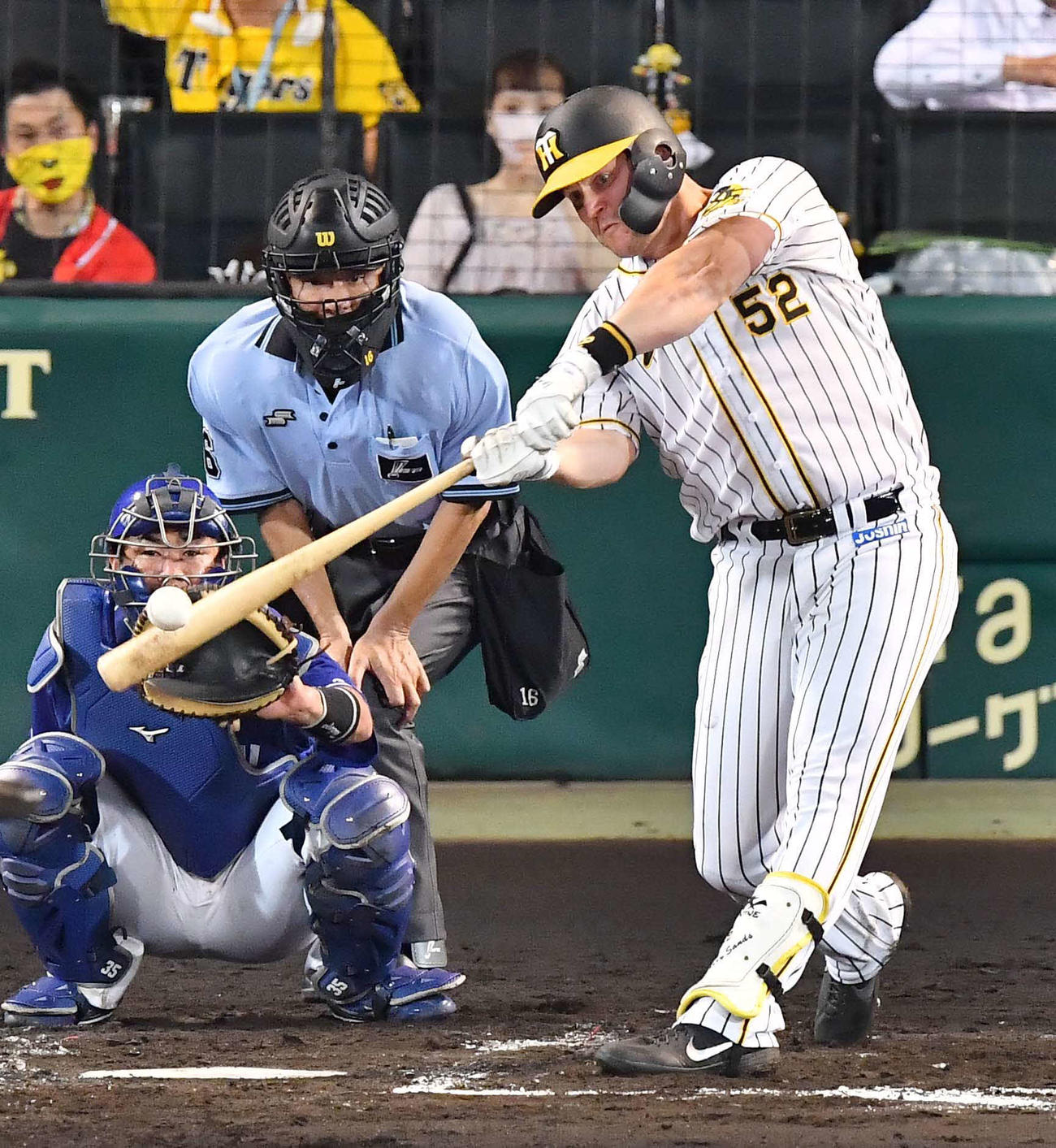 阪神対中日　4回裏阪神1死二、三塁、右中間へ逆転3点本塁打を放つジェリー・サンズ（撮影・上田博志）