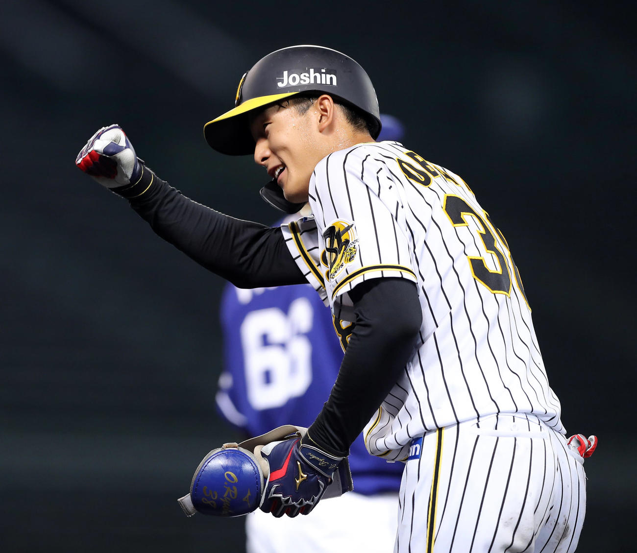 阪神対中日　5回裏阪神1死、中前にプロ初安打を放ちガッツポーズする小幡（撮影・前田充）