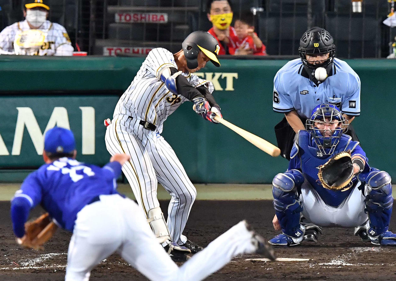 阪神対中日　5回裏阪神1死、中前にプロ初安打を放つ小幡竜平（撮影・上田博志）