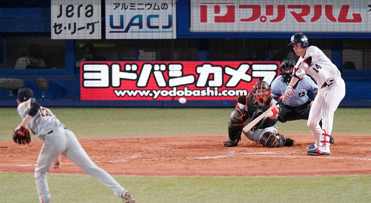 ヤクルト対巨人　4回裏ヤクルト2死三塁、右ゴロに倒れる高梨。投手戸郷（撮影・江口和貴）