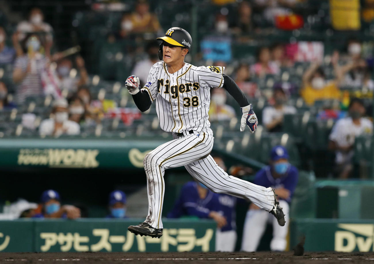 阪神対中日　5回裏阪神2死二塁、小幡は近本の適時打で本塁へ向かって激走する（撮影・前田充）