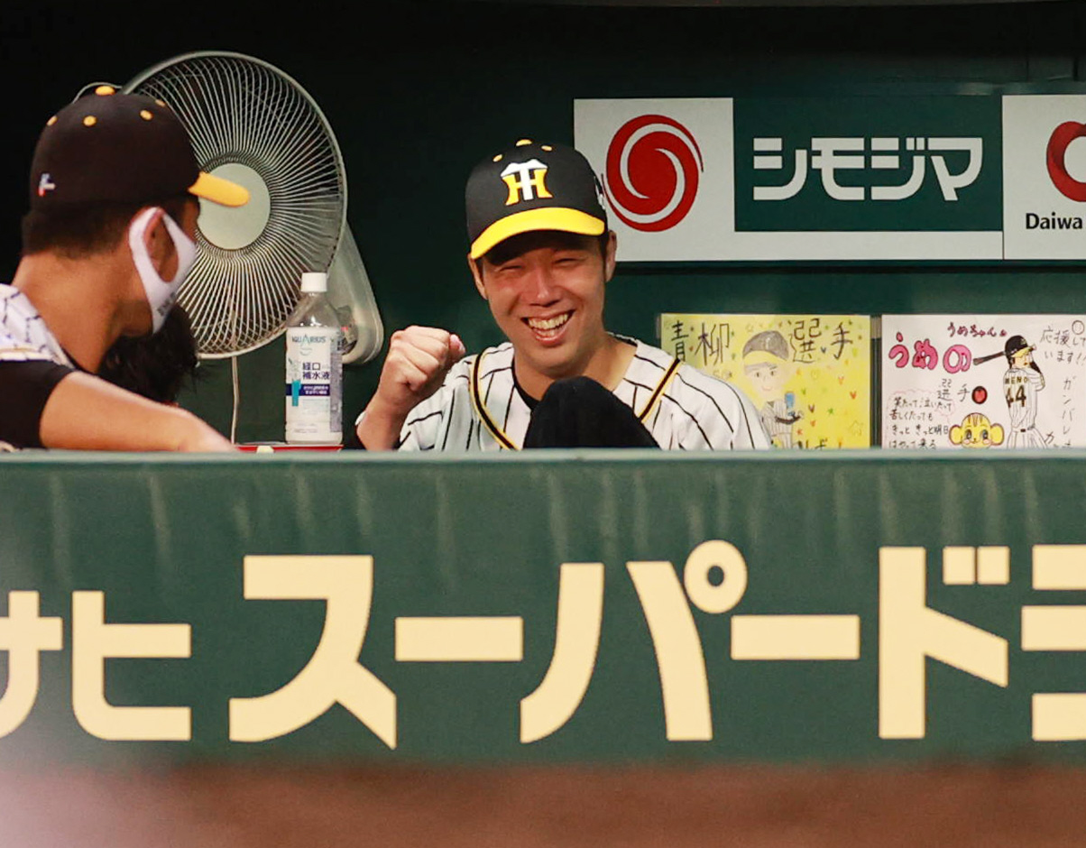 6回を終えベンチで笑顔をみせる青柳晃洋（撮影・清水貴仁）
