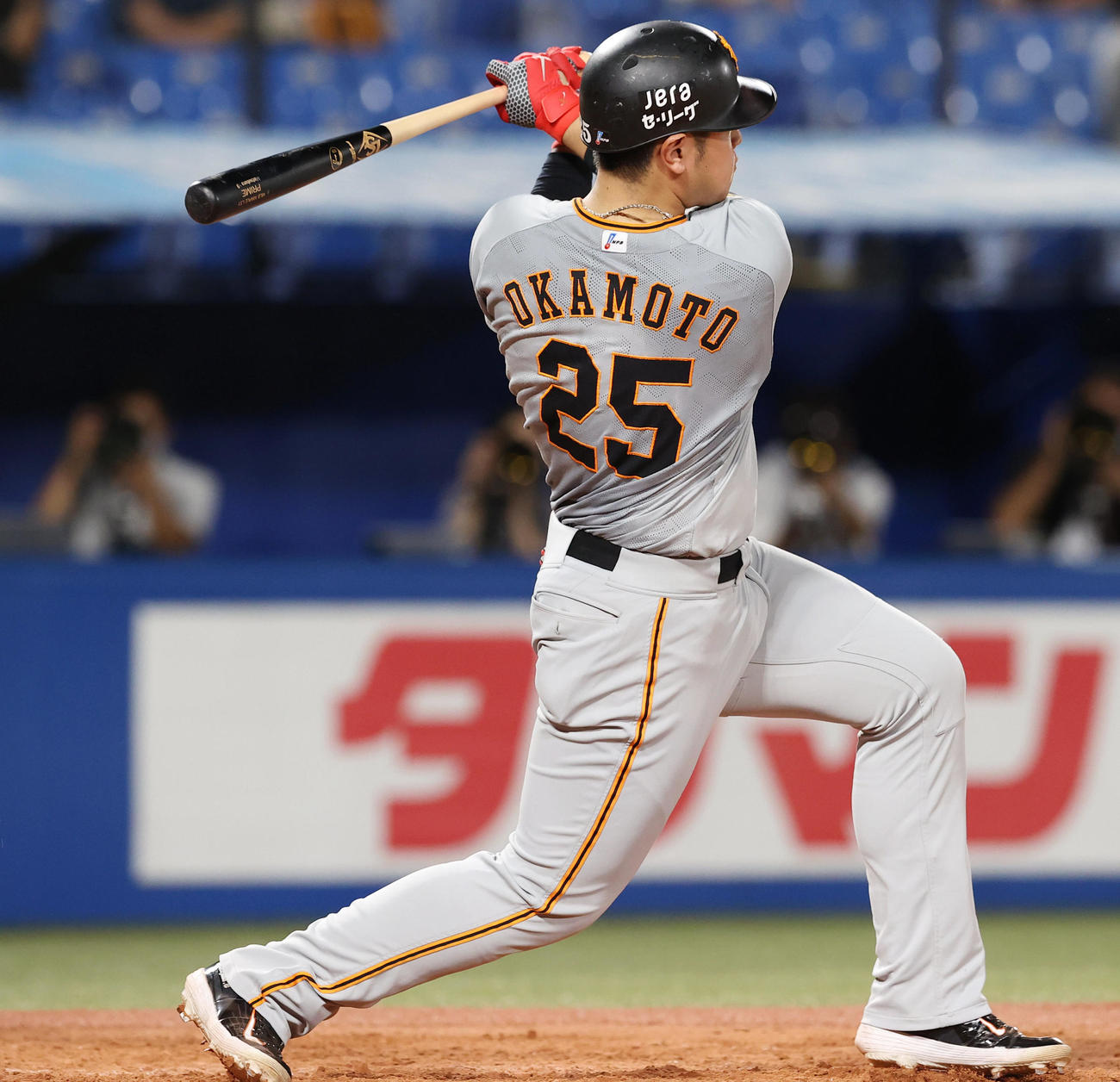 ヤクルト対巨人　5回表巨人2死一塁、適時二塁打を放つ岡本（撮影・垰建太）