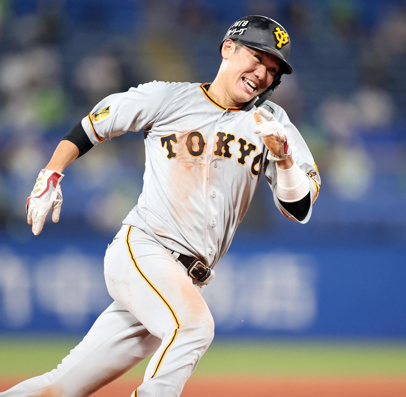 ヤクルト対巨人　5回表巨人2死一塁、岡本の左適時二塁打で、一塁から一気に三塁を回る激走で生還する坂本（撮影・浅見桂子）