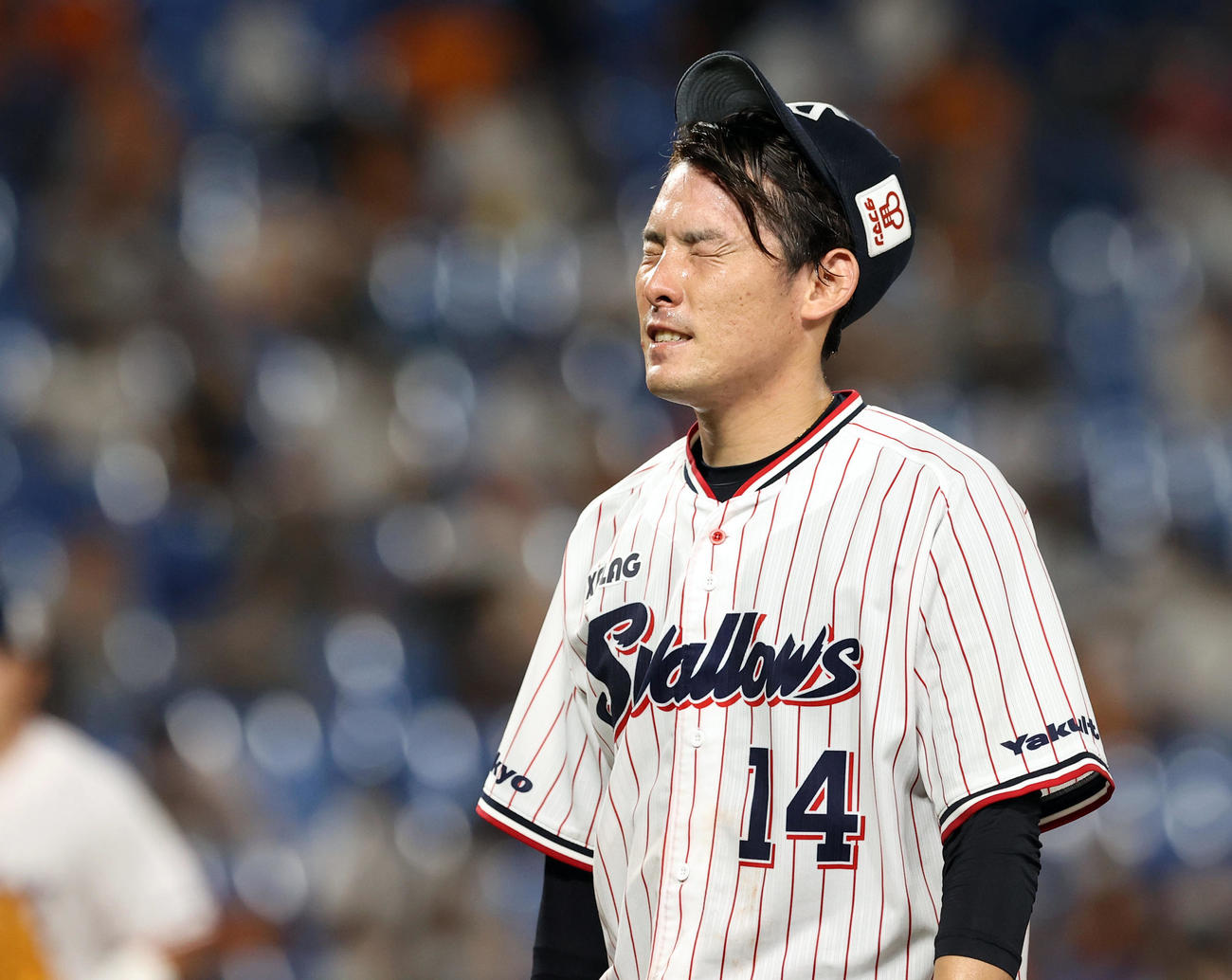 ヤクルト対巨人　5回表の登板を終えこの回3失点を喫したヤクルト先発の高梨は悔しそうな表情を浮かべ引き揚げる（撮影・垰建太）