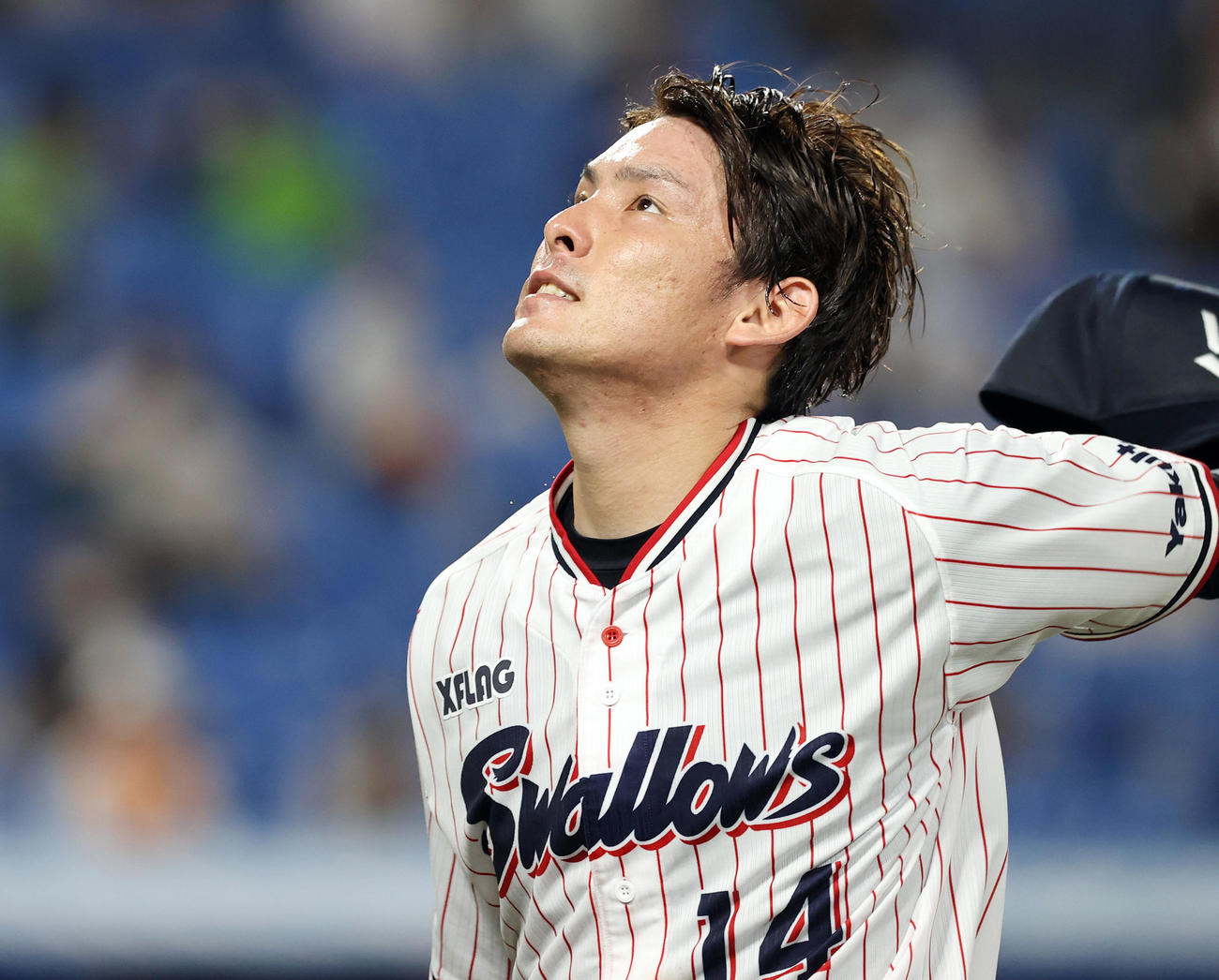 ヤクルト対巨人　5回表の登板を終えこの回3失点を喫したヤクルト先発の高梨は悔しそうに天をあおぐ（撮影・垰建太）