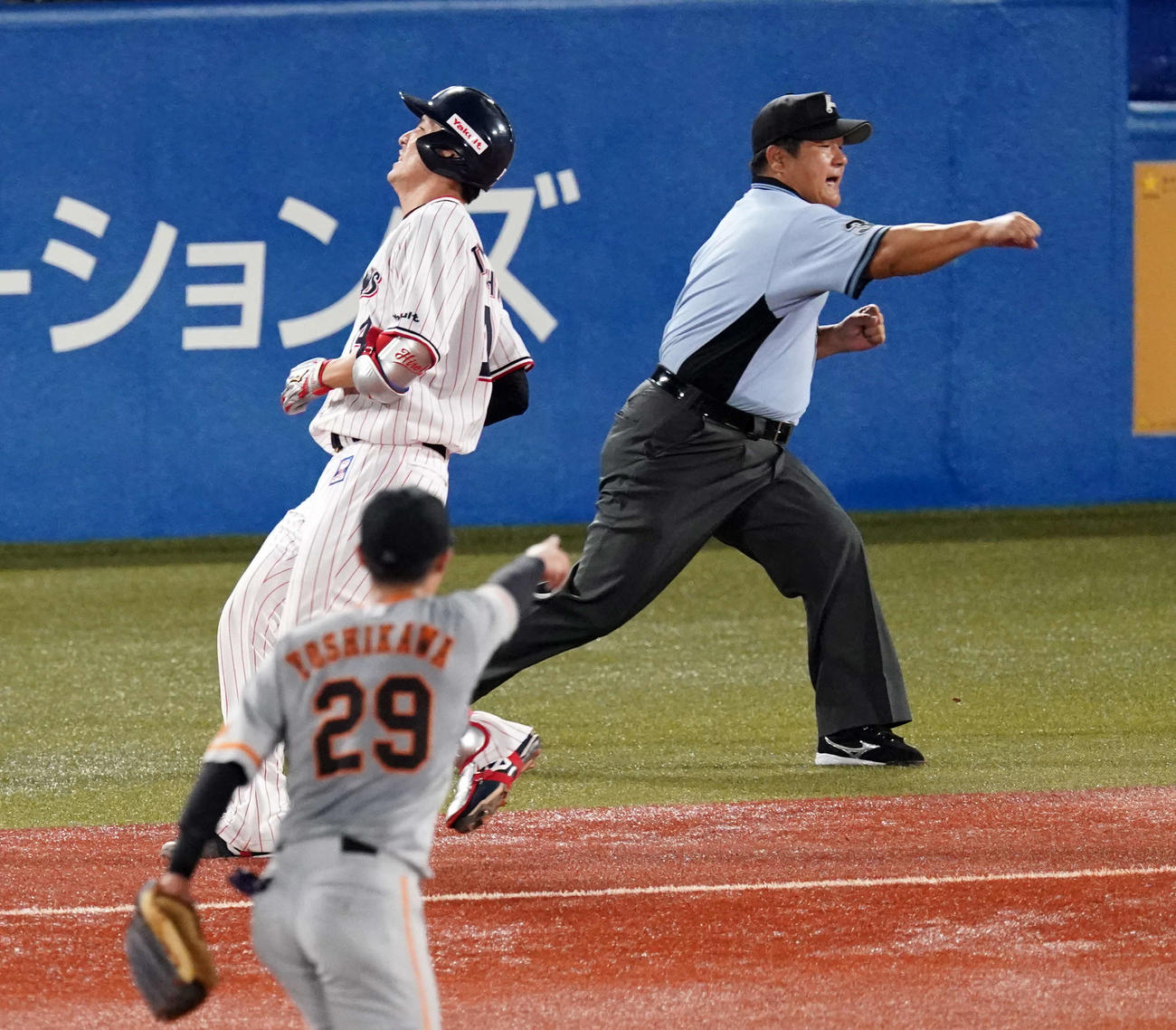 ヤクルト対巨人　4回裏ヤクルト2死三塁、右ゴロに倒れた高梨（撮影・江口和貴）