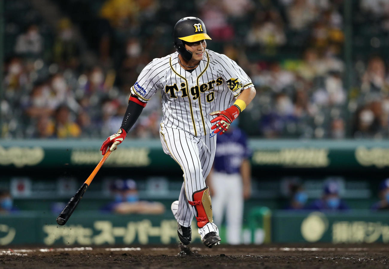 阪神対中日　7回裏阪神1死三塁、右前適時打を放つ木浪（撮影・前田充）