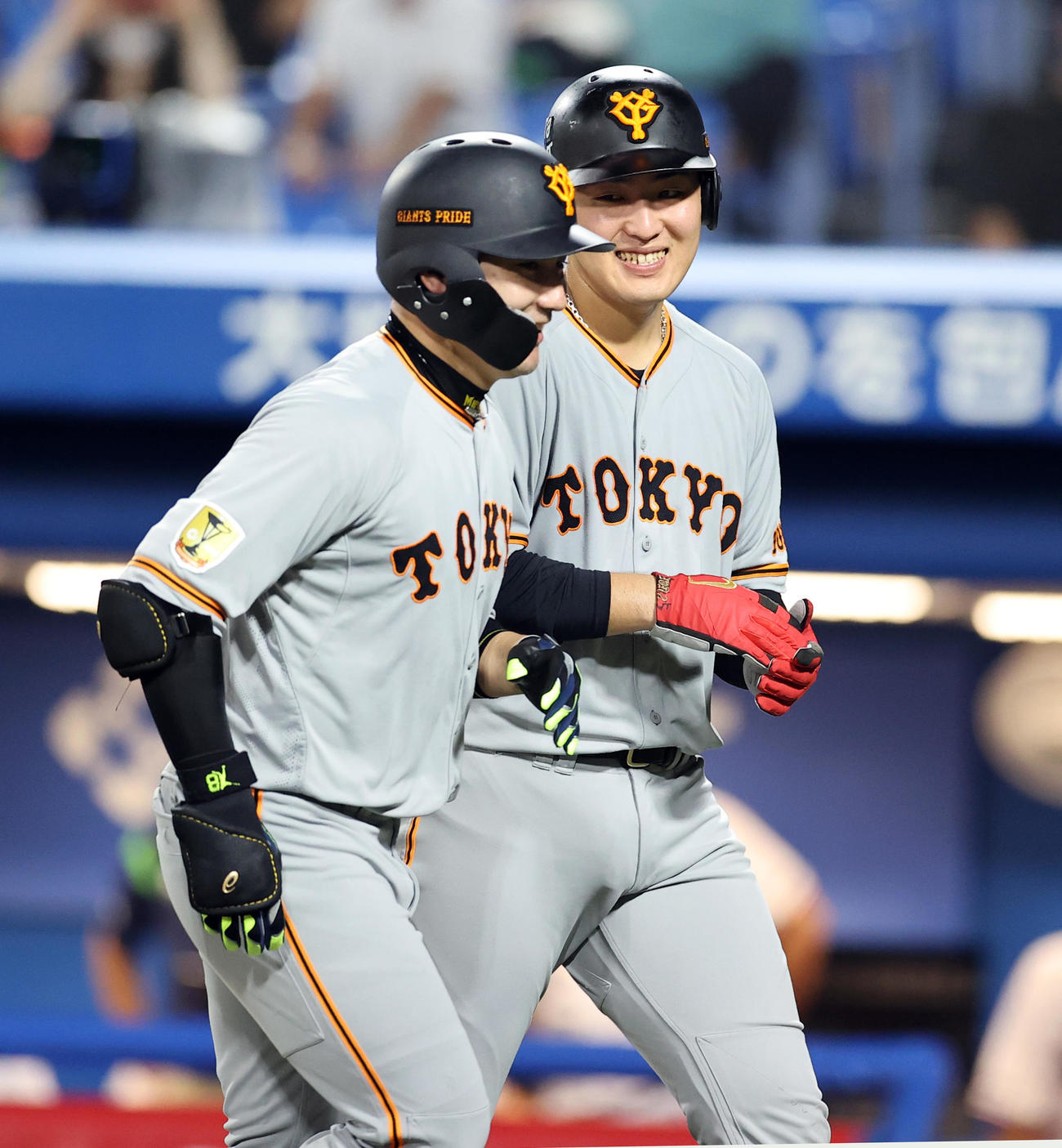 ヤクルト対巨人　5回表巨人2死二塁、丸（手前）は左越え2点本塁打を放ち、生還後、岡本と笑顔でハイタッチ（撮影・浅見桂子）