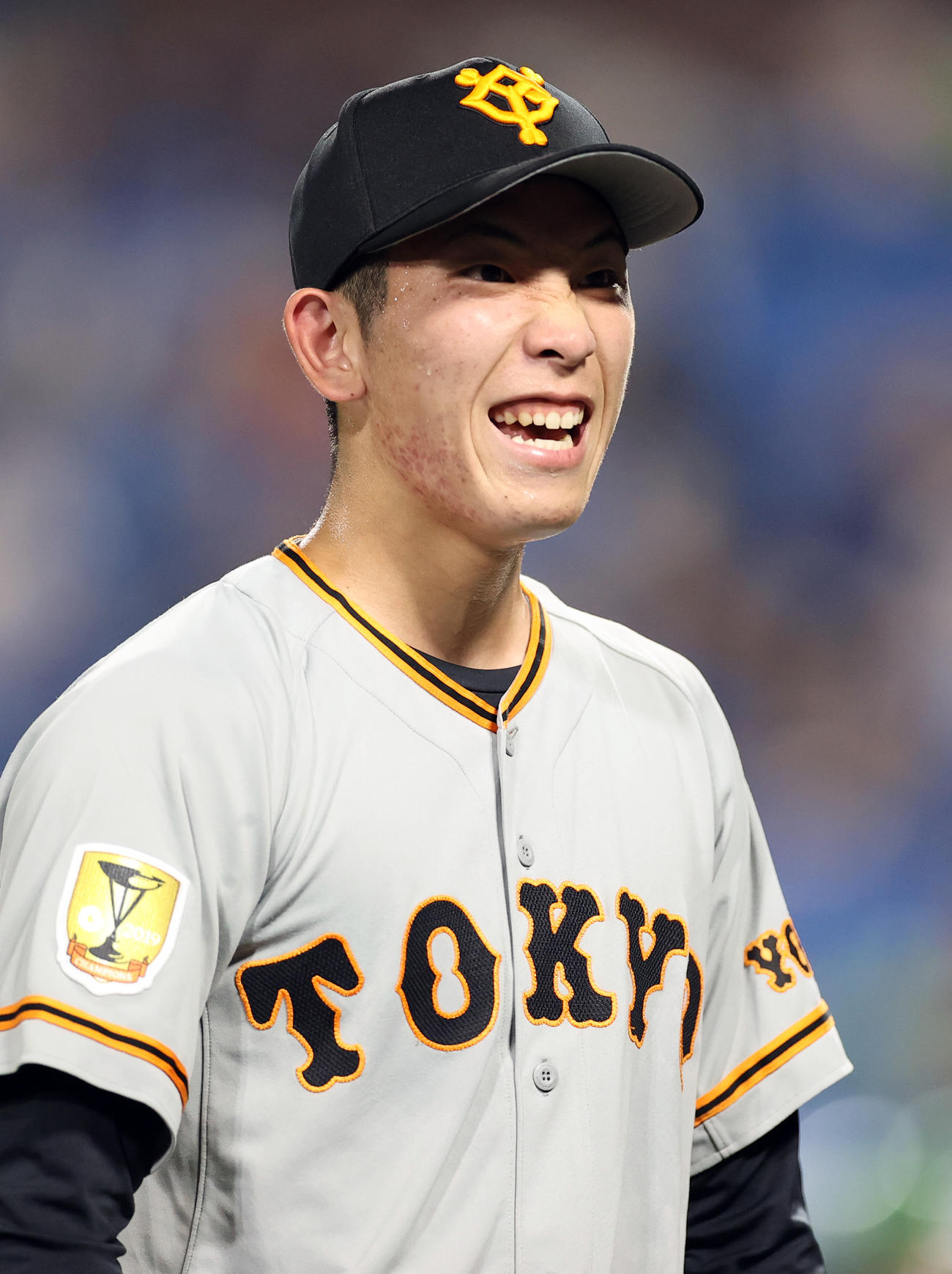 ヤクルト対巨人　4回裏ヤクルト2死三塁、高梨の打球を松原（左）が一塁へ好送球して右ゴロとし、戸郷は「あぶなかった～」と口にしながらホッとした表情で引き揚げる（撮影・浅見桂子）