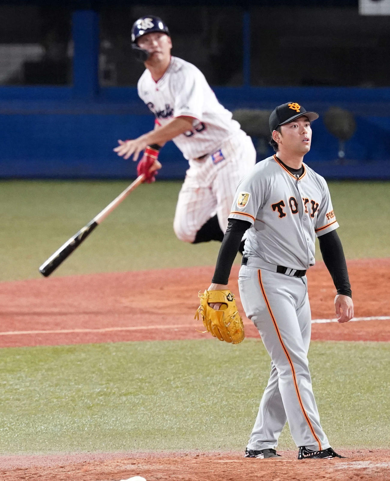 ヤクルト対巨人　7回裏ヤクルト無死、青木（後方）にソロ本塁打を浴びる高梨（撮影・江口和貴）