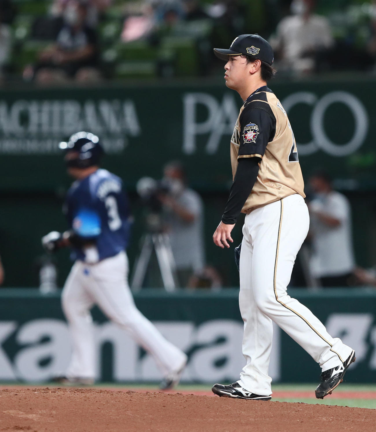 西武対日本ハム　4回裏西武無死一塁、山川（後方）に中越え2点本塁打を浴びる河野（撮影・足立雅史）