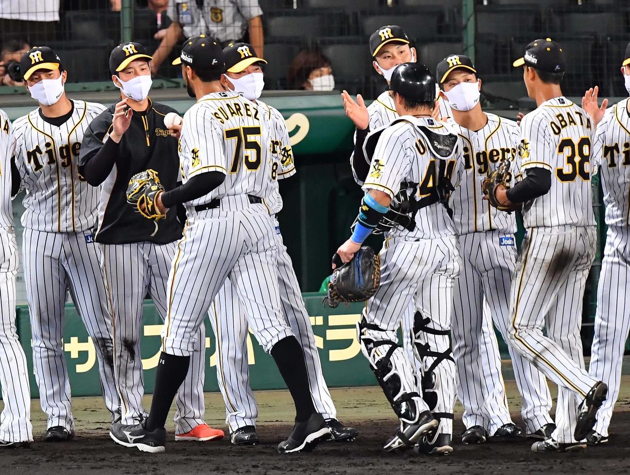 6勝目をあげロベルト・スアレスから勝利球をもらう青柳（左から2人目）（撮影・上田博志）
