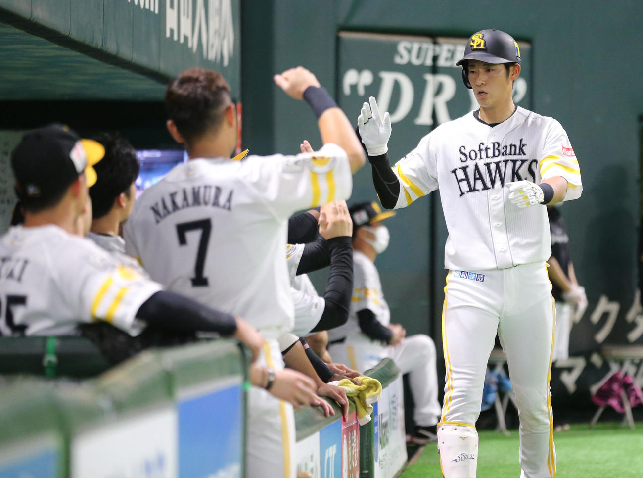 ソフトバンク対オリックス　7回裏ソフトバンク1死、上林誠知は中越え本塁打を放ちベンチのナインとエアタッチ（撮影・梅根麻紀）