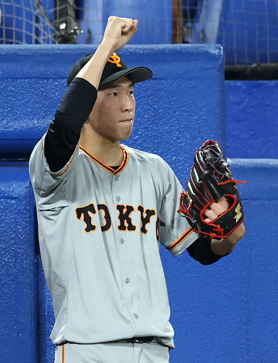 ヤクルト対巨人　4回表巨人2死一、二塁、吉川尚の適時打にガッツポーズする戸郷（撮影・垰建太）
