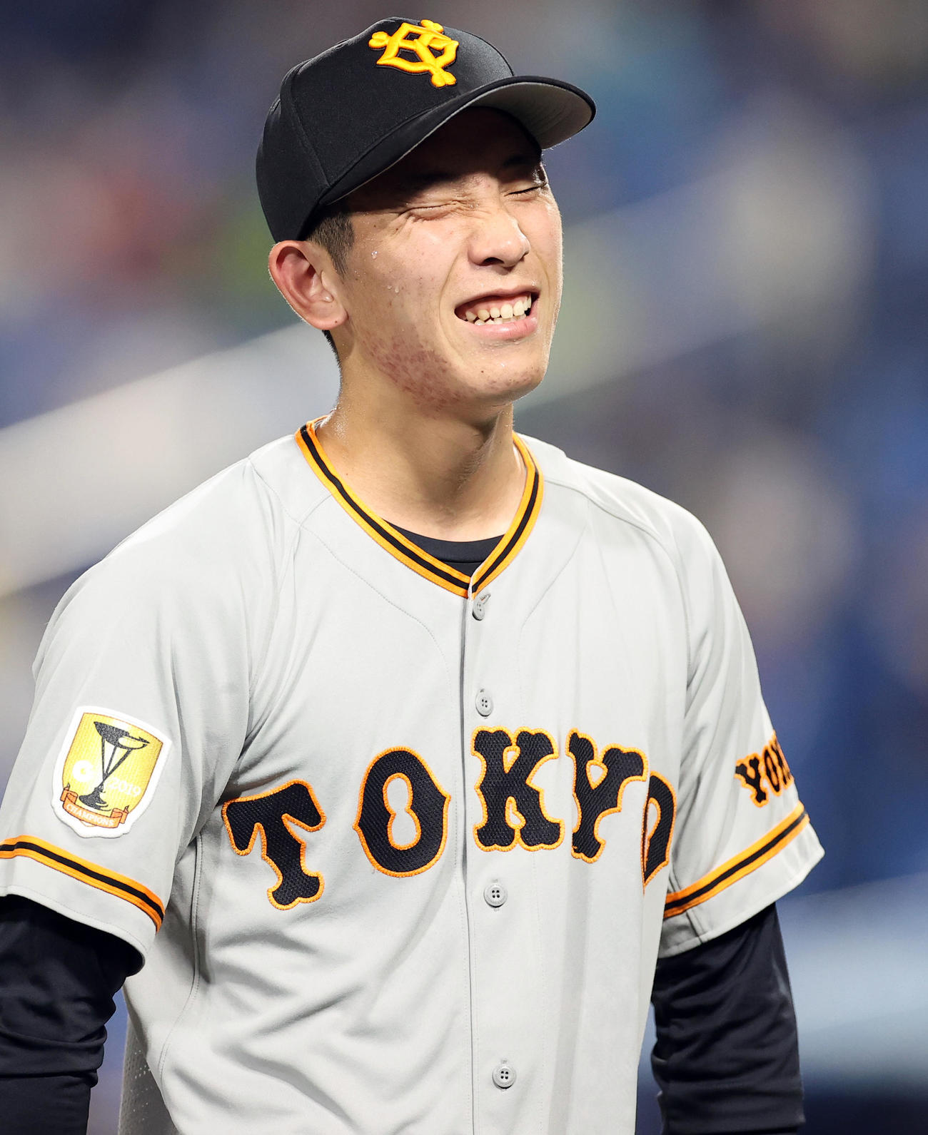 ヤクルト対巨人　4回裏ヤクルト2死三塁、高梨の打球を松原（左）が一塁へ好送球して右ゴロとし、戸郷は「あぶなかった～」と口にしながらホッとした表情で引き揚げる（撮影・浅見桂子）