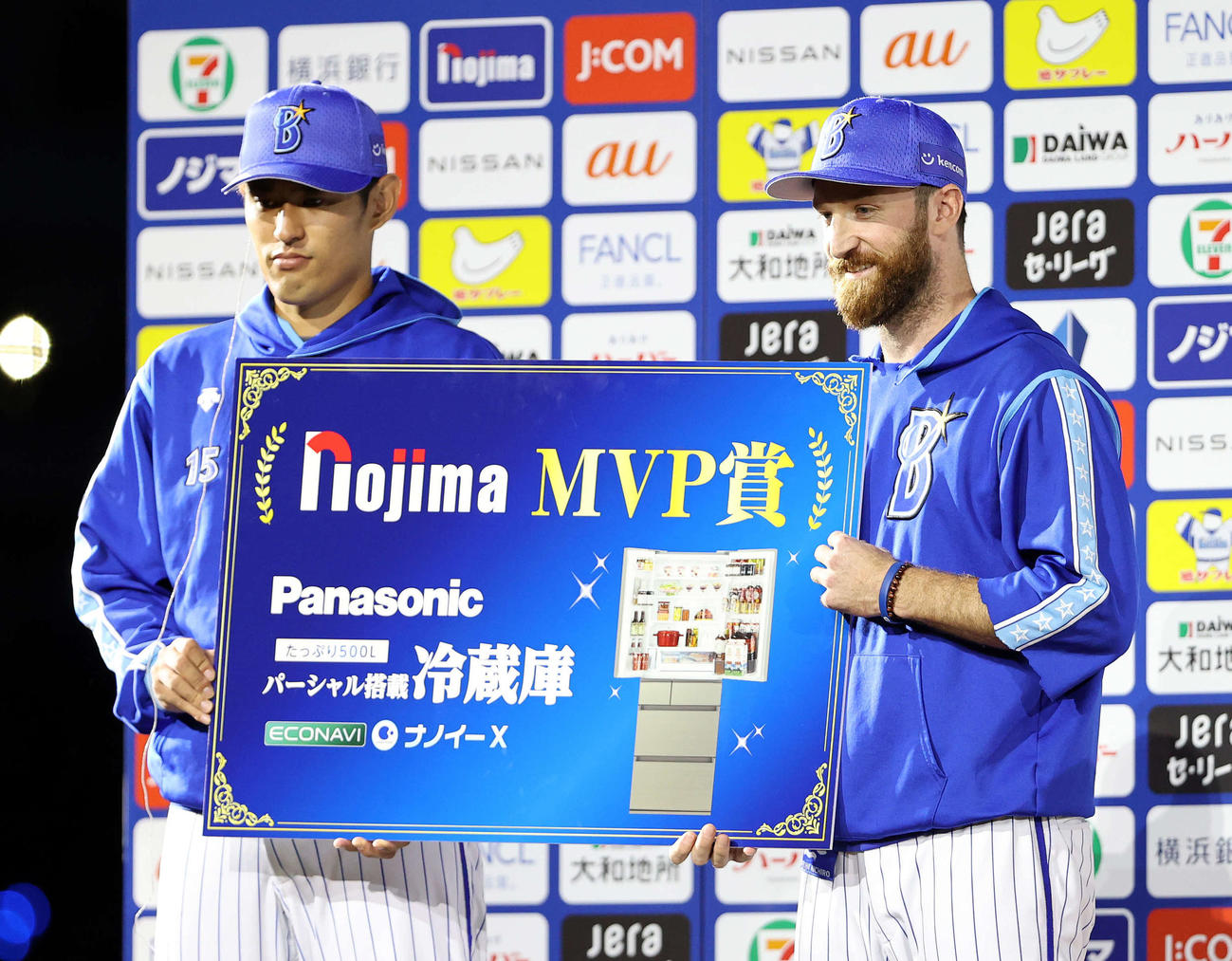DeNA対広島　MVP賞で冷蔵庫をもらうDeNA井納（左）とパットン（撮影・鈴木正人）