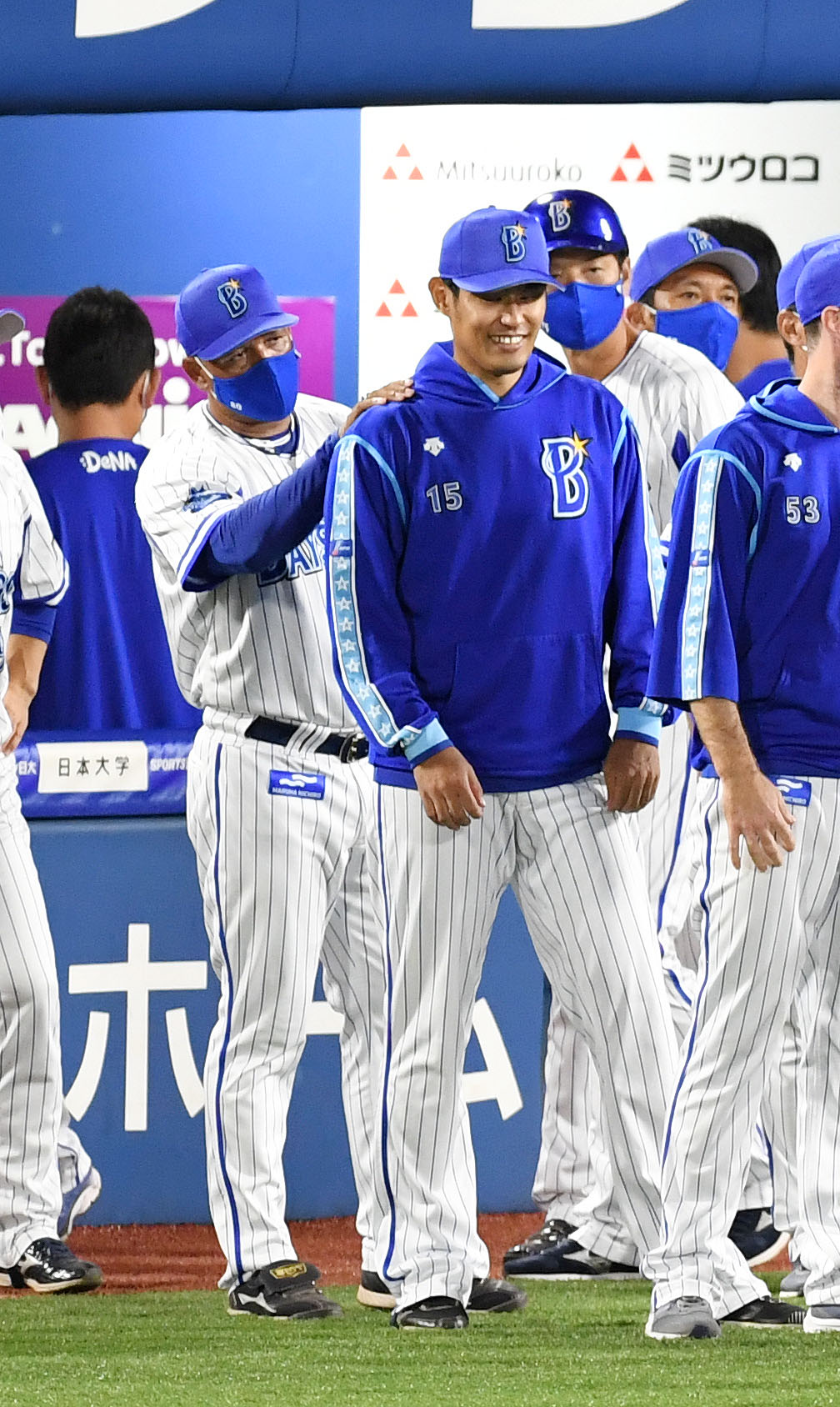 DeNA対広島　勝利投手となったDeNA井納（右）を労うラミレス監督（撮影・横山健太）