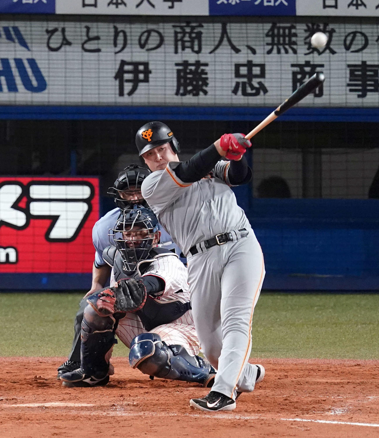 ヤクルト対巨人　5回表巨人2死一塁、適時二塁打を放つ岡本（撮影・江口和貴）