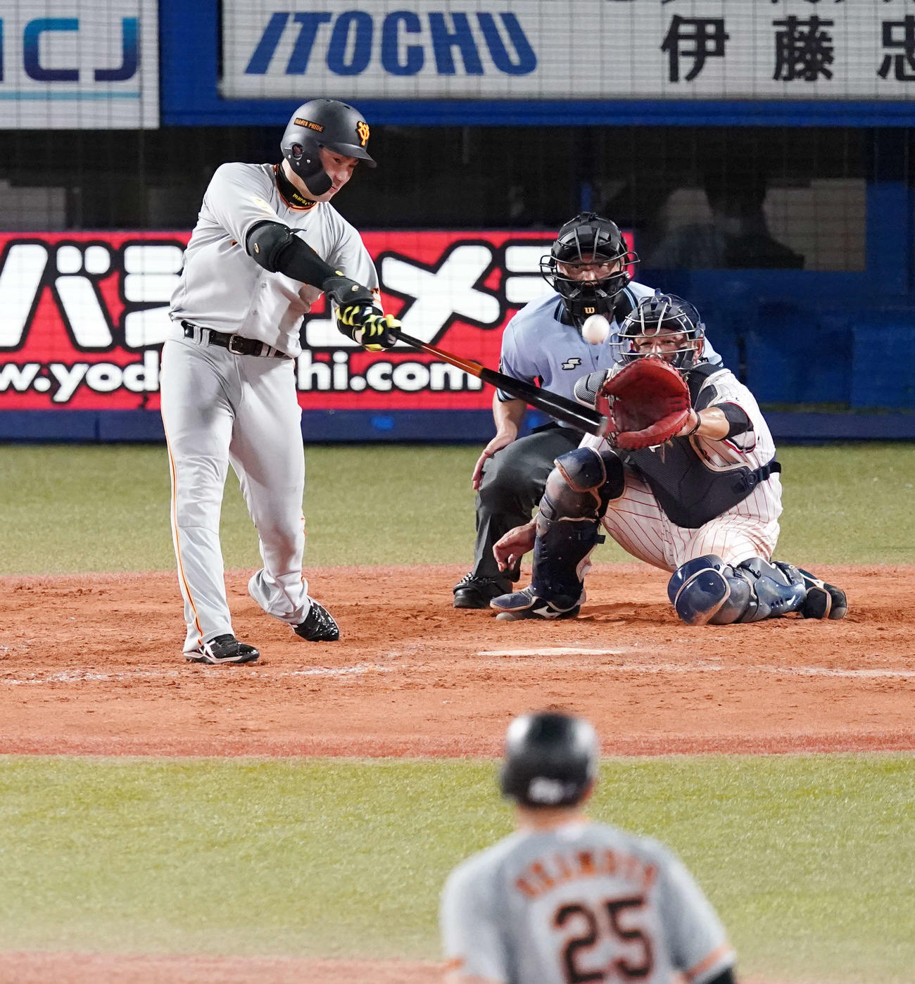 ヤクルト対巨人　5回表巨人2死二塁、左越え2点本塁打を放つ丸（撮影・江口和貴）
