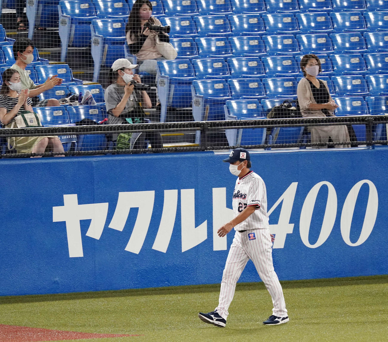 ヤクルト対巨人　試合後、厳しい表情で引き揚げるヤクルト高津監督（撮影・江口和貴）