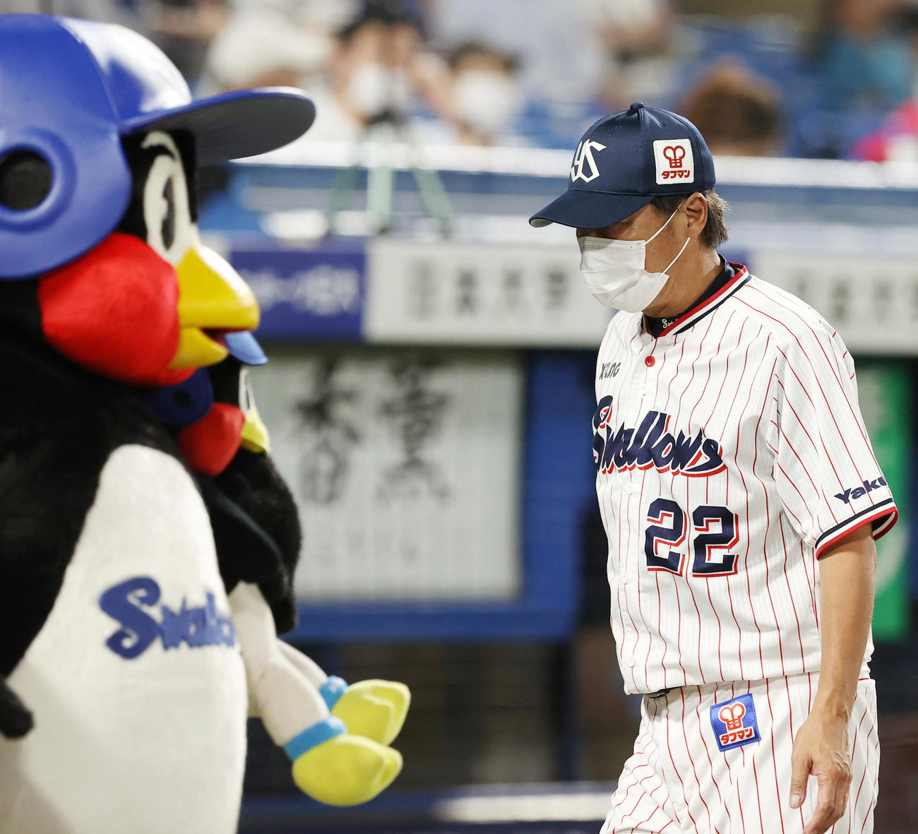ヤクルト対巨人　6回表、投手交代を告げベンチに下がるヤクルト高津監督（撮影・垰建太）