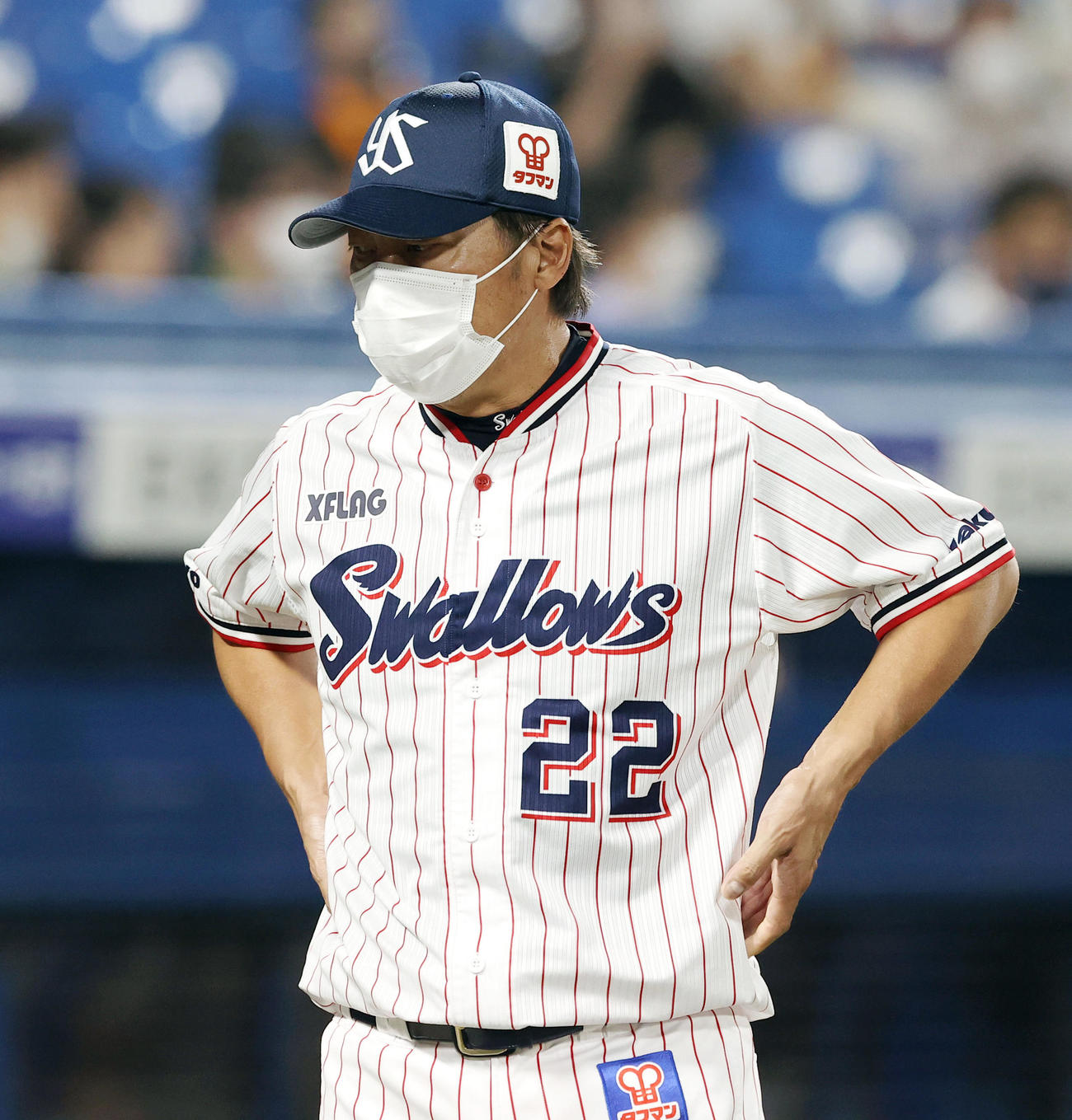 ヤクルト対巨人　8回表、投手交代を告げ引き揚げるヤクルト高津監督（撮影・垰建太）