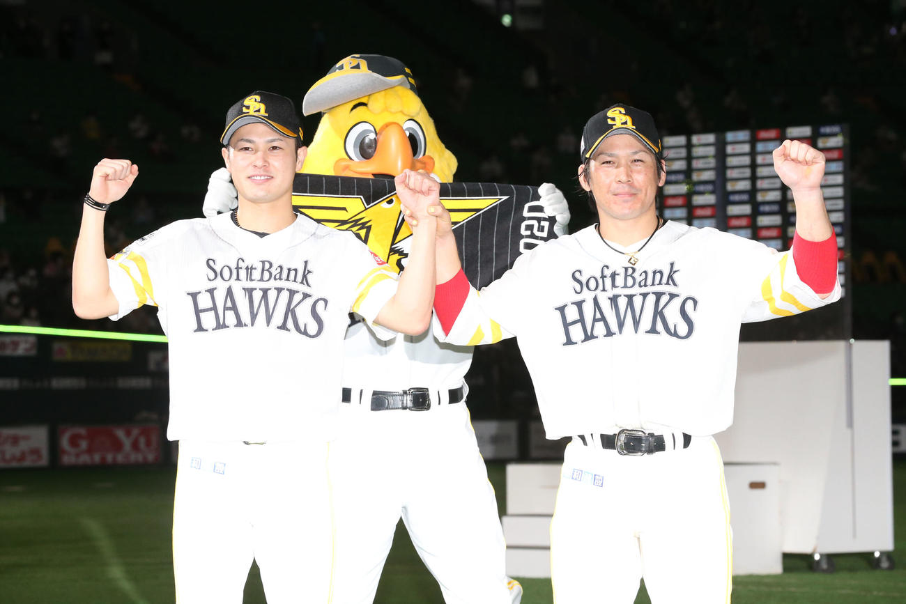 ソフトバンク対オリックス　ヒーローになった笠谷俊介と甲斐拓哉（右）はガッツポーズ（撮影・梅根麻紀）