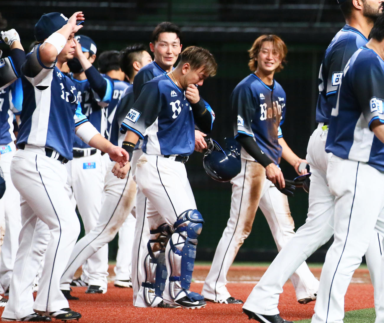 西武対日本ハム　チームのサヨナラ勝ちに涙する西武森（中央）（撮影・足立雅史）
