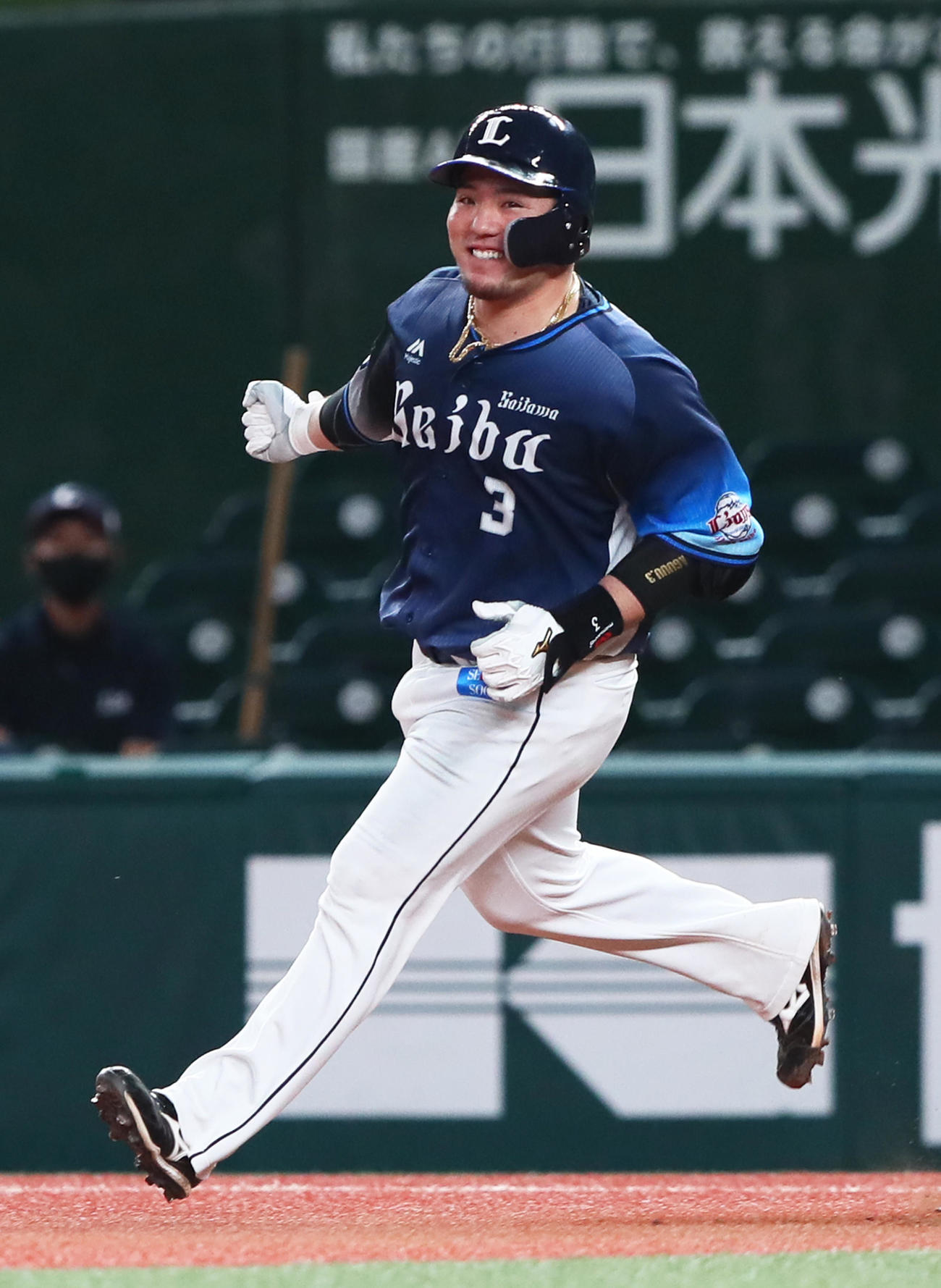 西武対日本ハム　9回裏西武1死満塁、サヨナラ打を放ち笑顔を見せる山川（撮影・足立雅史）